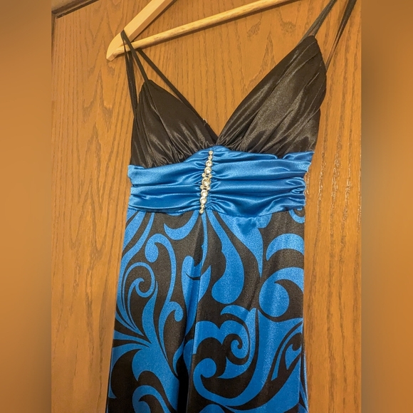 Elegant Black and Blue Patterned Dress - Picture 2 of 5